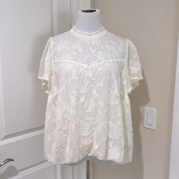 NWT Torrid Chiffon Clip Floral Bubble Hem Flutter Sleeve Top - Size 1X - Picture 2 of 9